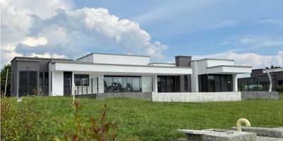 VENTA CASA CAMPESTRE TOTALMENTE NUEVA PARA ESTRENAR EN UN EXCLUSIVO SECTOR DE CERRITOS… la Casa Nº 39 consta de: * Sala Comedor con Terraza Cubierta.

* Cocina Integral tipo Americano con Barra, Lámparas, Lavavajillas, Fogón, Torre de Horno

  Eléctrico y Micro-Ondas, Campana de succión y una amplia Alacena.

* Baño Social sin ducha.

* Estudio TV.

* 1 Habitación Principal con Vestier y Baño Privado, Terraza Cubierta y Aire Acondicionado.

* 2 Habitaciones, cada una con Baño Privado, Vestier, Terraza Cubierta e Instalaciones      completas de A/A.

* Closet de Linos.

* Corredor interno.

* 1 Habitación de Servicio con Baño Privado y Closet.

* Zona de Lavandería con Lavadero y Closet.

* Parqueadero Privado para 2 Vehículos, Totalmente cubierto.

* Depósito de maletas u objetos de garaje, con puertas de seguridad, en parqueadero. 

* Mosquiteros en Aluminio en Habitaciones y Sala Comedor.

* Mueble Exterior Zona de Basuras. 

* Persianas tipo Screen en Sala y Habitaciones.

* Persianas Orientables en Estudio y corredores.

* Iluminación exterior privada. 

* Piscina de 8.00 mt L x 4.00 mt. A  Prof. 1.40 mt. Playa húmeda de bajo  nivel (para asoleadoras) de 5.50 mt x 2.50 mt. Jacuzzi de 2.50 mt x 2.50 mt. con Blower (No incluye calentador).

* Gabinete de máquinas de Piscina con filtro, moto bomba con variador y timer.

* Ducha de Piscina.

* Baño-Vestier en Piscina.

* Pasamanos perimetrales en Piscina con vidrio templado de seguridad y acero inoxidable. 

* Sistema Fotovoltaico Híbrido Integral con closet de seguridad, Con este sistema, el usuario podrá experimentar un ahorro mensual en la factura de energía.

* Sistema Termo Calórico: Sistema Solar Térmico (Termosolar) para calefacción de agua, tanto de duchas, como de Jacuzzi. 

El Condominio cuenta Portería con Vigilancia Privada y Ronderos, Sistema Constructivo Sismo Resistente. 

Vías internas totalmente pavimentadas, Iluminación LED en vías internas, Transformador Eléc