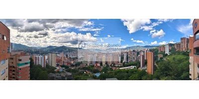 ¡Descubre la vida de lujo que te espera en este espectacular penthouse ubicado en Sabaneta, Antioquia! Con una amplia área privada de 240.0 metros cuadrados, este inmueble se distingue por sus 4 acogedoras alcobas y 5 modernos baños, perfectos para una familia numerosa o para recibir a tus seres queridos en un ambiente de comodidad y elegancia.

Una de las principales ventajas de este penthouse es su hermoso balcón, el lugar ideal para relajarte y disfrutar de una vista panorámica de la ciudad y sus alrededores. Además, cuenta con un baño auxiliar que brinda mayor privacidad y comodidad a tus invitados.

La cocina integral, equipada con todos los electrodomésticos necesarios, te permitirá preparar platillos exquisitos para tus seres queridos. Además, podrás disfrutar del servicio de gas domiciliario en todo momento, manteniendo un ambiente cálido y acogedor en los días más fríos.

Este penthouse también cuenta con una habitación de servicio, ideal para alojar a tus empleados o para utilizar como un espacio adicional de almacenamiento. Además, su hall de alcobas te permitirá crear un ambiente de descanso y relajación en tu hogar.

Para aquellos que deseen relajarse y cuidar su salud, este inmueble ofrece una sauna, perfecta para liberar tensiones después de un día agotador. Además, su suelo de cerámica o mármol te brindará una sensación de frescura y elegancia en todo momento.

Su ubicación privilegiada, con acceso pavimentado, te permitirá llegar a cualquier parte de Sabaneta fácilmente. 

Además, su cercanía a colegios y universidades te permitirá proporcionarle a tus hijos una excelente educación sin necesidad de trasladarte grandes distancias.

Entre las comodidades externas de este penthouse, se encuentran un área social, ascensor, circuito cerrado de TV, garaje y parqueadero para visitantes, brindándote comodidad y tranquilidad en tu día a día. Además, su cercanía al transporte público y su ubicación en una urbanizaciÃ