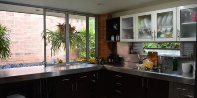 Venta casa campestre en Sabaneta, Unidad cerrada sector de San José. Cerca a la universidad Ceipa, múltiples vias de acceso, 8 minutos del parque Principla, 8 minutos de la estacion metro La Estrella.

Distrubuido en dos plantas, dispone de de 286m2 construidos aprox, 4 alcobas, 5 baños, Garaje para dos vehículos, favorable iluminación natural, Portería diurna + acceso electronico, zona verde.

 

"SU CALIDAD DE VIDA ES NUESTRA RAZÓN DE SER"

 
