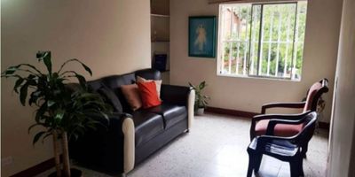 Esta acogedora casa está ubicada en la hermosa ciudad de Medellín, capital del departamento de Antioquia. Con un área de terreno y privada de 57 M2, esta casa es ideal para aquellos que buscan comodidad y practicidad en su hogar. Con 3 alcobas y 2 baños, es perfecta para una familia en crecimiento o con hijos en edad escolar.

Entre las características internas de esta hermosa propiedad, se destacan su baño auxiliar, ideal para recibir visitas sin la necesidad de usar los baños privados de las alcobas; sus clósets, lo que te permitirá tener un lugar adecuado para guardar tus pertenencias; y su moderna cocina integral, equipada con todos los electrodomésticos necesarios para preparar deliciosas comidas para tu familia.

Además, su hall de alcobas te brindará un espacio adicional para descansar o para utilizar como un área de entretenimiento. Y no podemos dejar de mencionar su maravillosa vista panorámica, que te permitirá disfrutar de increíbles paisajes desde la comodidad de tu hogar. También cuenta con zona de lavandería, para que puedas tener tu ropa siempre limpia y organizada sin tener que salir de casa.

Por otro lado, las características externas de esta propiedad son igualmente impresionantes. Con acceso pavimentado, no tendrás que preocuparte por el estado de la vía al llegar a tu hogar. Además, su ubicación te permitirá tener cerca centros comerciales, colegios y universidades, lo que te brindará múltiples opciones para tus compras y la educación de tus hijos.

Otras ventajas que ofrece esta casa son su garaje, para que puedas estacionar tu vehículo de forma segura y cómoda; y la cercanía al transporte público, lo que te permitirá movilizarte por la ciudad de manera rápida y eficiente. También se encuentra en una zona residencial, lo que te garantizará un ambiente tranquilo y seguro para ti y tu familia.

Por último, cabe destacar que esta propiedad también cuenta con la opción de vivienda bifamiliar, ideal para aquello