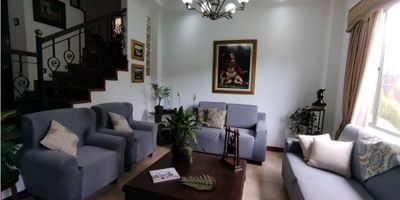 Venta de amplia y comoda casa en Sabaneta, unidad cerrada, sector Las Lomitas. Ubicada a 6 minutos del Parque Principal pero con la tranquilidad de un sector campestre. Múltiples rutas de acceso, 10 minutos del C.C. Matorca, acceso Av Poblado.

Distribuida en 2 plantas más Terraza o Patio Externo con jardín. Dispone de 4 alcobas muy amplias, Vestier, Alcoba de Servicio + Baño privado, Baño social, 2 Baños adicionales, Garaje privado para dos vehículos, Balcon, Cocina cerrada con despensa, Estudio o Sala de TV, Zona de ropas independiente, muy buena iluminación natural, dos Salas, Zona verde alrededor de la casa, Cuarto Útil interno. Área de Lote 255.80 mts2, de los cuales 189.60 mts2 están construidos. 

Ubicado en una zona estrategica, muy tranquila, unidad con Piscina, Salón, Portería.


"Su Calidad de Vida es Nuestra Razón de Ser"
6535491
