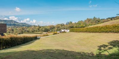 Venta de espectacular Lote en La Ceja, sector Yarumo. Parcelación cerrada. Acceso pavimentado, 10 minutos del parque principal de La Ceja. 25 minutos del Aeropuerto José María Cordoba - Rionegro. 50 minutos de Medellín. Sector plano, tranquilo, con muy buena proyección urbanística. 

Dispone de un área de 2540 mts2 de Terreno. Dispone del estudio de suelos + el diseño arquitecrtonico (sugerido) para radicación de licencia. * Se puede cambiar el diseño.

"Su calidad de vida es nuestra razón de ser"
