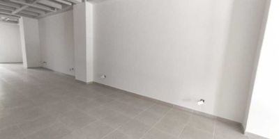 Venta Local  comercial situado en excelente zona de sabaneta, con acceso al tranporte publico y cerca a centros comerciales y parque principal de sabaneta.          Area del local es ancho 3,9 m,fondo:21,2 m altura:3.4 mtotal de la area 82,6 (m2)

"Su calidad de vida es nuestra razon de ser"
