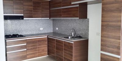 Descubre este acogedor apartamento en edificio EN EL INGENIO de 2 habitaciones y 1 baño en una zona residencial tranquila,. Con un balcón para disfrutar de la vista exterior, cocina integral y zona de ropas para tu comodidad. Además, cuenta con gas natural, ascensor y piso en porcelanato. Cerca encontrarás supermercados, colegios, parques y transporte público. ¡Imagina vivir aquí y disfrutar de todas estas comodidades a tu alcance! PARA MAS INFORMACION ALEJANDRA MORENO Y KATALINA CARDONA