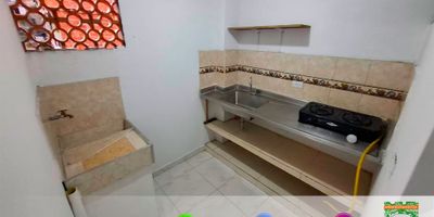 Código: P208-20
Precio: 700.000
Sector: Robledo

Se arrienda apartaestudio en Robledo, villa flora. cuenta con una habitación con closet, cocina sencilla, zona de ropas, 1 baño, balcón externo, piso en cerámica y un área de 18 m². 