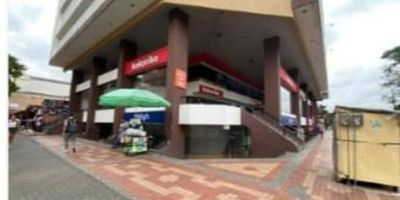 Local comercial  con destinación y uso de oficina bancaria, distribuido en un nivel. Cuenta con oficinas, baños, cocina, zona de archivo. Vetustez 31 años.  Vr. Admón  aproximada $7.705.000.