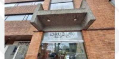 Oficinas ubicada en el edificio El Lago P.H. Cuenta con diversos acabados, una adecuación para odontología, tiene disposición exterior y esquinero, buena iluminación, garaje y ventilación natural. Las 2 oficinas están unidas físicamente Áreas (47,98 y 48,40). Vetustez 43 años. Vr. Admón $675.587.