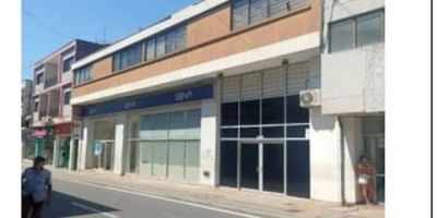 Local comercial  con destinación y uso de oficina bancaria. Cuenta con oficinas, baños, cocina, zona de archivo. Vetustez 28 años.