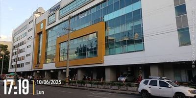 Local comercial  con destinación y uso de oficina bancaria, distribuido en un nivel. Cuenta con oficinas, baños, cocina, zona de archivo y deposito. Vetustez 15 años.