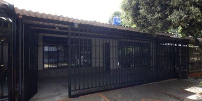 Sala, Comedor, 2 Baños, 3 Habitaciones, Cocina, Patio Interior, Garaje