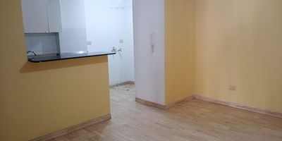 Arriendo aparta estudio en Edificio plaza 44. sector vipasa. Norte de Cali. piso 1. Descripción: una abitacion con  closets, ventana grande. baño remodelado, cocina integral abierta, con auxiliar de comedor, zona de oficios con lavadero y espacio para la lavadora, sala, comedor, un parqueadero cubierto. cada persona maneja las llaves de ingreso por la puerta peatonal y para el garaje. Cercano al mercamio de la 44. plaza norte. D1, parque, la iglesia. LOS SERVICIO NO ESTAN INCLUIDOS...