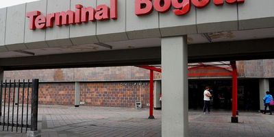 Atractiva oportunidad de arrendamiento en una ubicación privilegiada. Se trata de un espectacular local comercial de 200m² situado estratégicamente en la Terminal de Transporte de Salitre, un punto de alto flujo peatonal que garantiza una excelente visibilidad y afluencia de público.Este espacio, que se entrega en obra blanca, ofrece una potencia eléctrica de 25 kVA, ideal para soportar diversas operaciones comerciales. Para su tranquilidad y la seguridad de sus clientes, el local cuenta con vigilancia 24/7. Además, su uso de suelo mixto lo hace versátil para una amplia gama de negocios. La comodidad está asegurada con una batería de baños y un área de recepción ya incorporadas. Cod: 5276