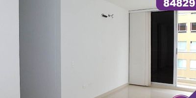 Apartamento en arriendo ubicado en el barrio Miramar de la ciudad de Barranquilla. Cuenta con un área de 63m2 - 2 habitaciones - 2 baños - fresco - piso porcelanato - cocina integral - gas natural - sala comedor - balcón - closet - divisiones - en conjunto cerrado - citofono - zona infantil - zona bbq - piscina - salón comunal - vigilancia privada 24 horas - servicios independientes - zona residencial - sobre vía secundaria - cómodas vías de acceso - parques cercanos - transporte publico cercano.