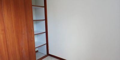 Cocina Integral, Red De Gas, Balcón, Zona Ropas, Ascensor, Juegos, Portería, Piscina, Zonas Verdes, Alcobas tres, Baños dos, Closets dos, Parqueadero Cubierto uno, Parqueadero De Visitantes, Calentador A Gas