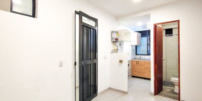 Encuentra tu próximo hogar en el sector de Santa Lucía. Este apartaestudio un solo ambiente, cuenta con un área aproximada de 20 mts. Está diseñado para ofrecerte funcionalidad y comodidad, incluyendo una alcoba y un closet. La propiedad dispone de cocina integral, y el baño es cabinado con un lavamanos independiente. Además, el inmueble incluye un cuarto útil, zona de ropas y citófono. Disfruta de acabados sencillos y limpios con piso en cerámica.