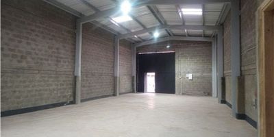 Bodega en alquiler, ubicada en Sabaneta en el sector de Calle Larga, una zona estratégica cerca del Euro de Sabaneta, Av. Las Vegas y La Regional, ideal para empresas que buscan excelente conectividad y facilidades logísticas.

La bodega cuenta con 223 m², una altura de 6 metros, energía 110 y 220, red de gas, y puerta camión, perfecta para cargue y descargue. Además, dispone de 1 baño y cocineta.

El espacio es para estrenar, con un estrato 4 y un diseño funcional que se adapta a diferentes tipos de operación o almacenamiento.

? Canon de arrendamiento: $17.000.000

Un inmueble amplio, moderno y muy bien ubicado para potenciar cualquier actividad empresarial.
