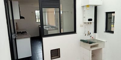 MAGNIFICA CASA PAREA ARRIENDO, IDEAL PARA FAMILIAS, AMPLIOS ESPACIOS,  ILUMINADA, COCINA TIPO AMERICANO, ACABADOS MODERNOS, ENCORTINADA, DOS GARAJES INDEPENDIENTES, CERCA A LA VIA PRINCIPAL, SUPERMERCADOS, PELUQUERIAS, COLEGIOS, ETC