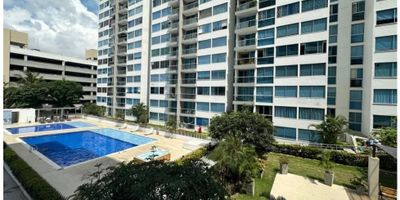 APARTAMENTO EN VENTA – CONJUNTO SORRENTO, MIRAMAR – BARRANQUILLA

76.36 m² | 3 habitaciones | 2 baños | Balcón | Parqueadero cubierto | Zona de alto desarrollo
 

Se vende apartamento en el exclusivo Conjunto Sorrento, ubicado en Miramar, uno de los sectores de mayor crecimiento y valorización en Barranquilla. Un proyecto diseñado para quienes buscan confort, modernidad y un ambiente residencial de alto nivel.

 

El apartamento cuenta con una distribución funcional de 76.36 m² que incluye sala, comedor, balcón con vista, cocina abierta con barra americana, zona de ropas independiente, tres alcobas y dos baños. Su diseño moderno y la amplitud de sus espacios lo convierten en una opción ideal para familias que buscan comodidad y buena ubicación.

 

El conjunto Sorrento ofrece áreas sociales completas que destacan su carácter exclusivo: piscina, jacuzzi, gimnasio, salón de eventos, teatrino y parque infantil. Además, el conjunto está conformado por tres torres de arquitectura moderna con un ambiente tranquilo y seguro.

 

Valor de venta: $400.000.000.
Para más información o para agendar una visita, comuníquese y reciba acompañamiento en todo el proceso de compra.
