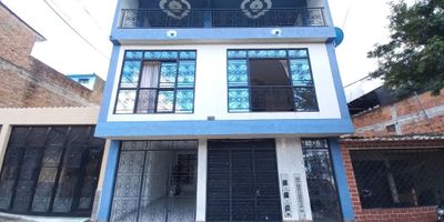 Código interno 13900 Apartamento en arriendo ¡Descubre el lujo de vivir en este hermoso apartamento! Esta propiedad de 90 metros cuadrados ofrece cuatro habitaciones, dos baños, cocina integral tipo americano, lo que la hace ideal para familias grandes o para aquellos que buscan un espacio amplio para disfrutar. El apartamento está ubicado en una zona tranquila, cerca de todos los servicios que necesitas para una vida cómoda. El precio de arriendo es de $1,200,000, ¡No pierdas la oportunidad de disfrutar de la vida en este hermoso apartamento!