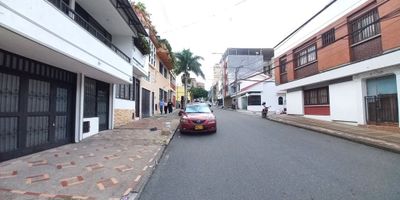 Código interno 13899 , ubicada en el Barrio Pola, casa en arriendo Excelente ubicación cerca al Centro de la Ciudad, en el sector encontramos: Can de la pola, Hotel Casa Morales, Restaurantes, Droguerías, Supermercado Mercacentro Cómodas vías de acceso. El inmueble se encuentra distribuido: Primer piso: Halls, Garaje,  baño social. Segundo piso: Sala, comedor, cuarto de servicio con baño, cocina integral, zona de ropas, patio. Tercer nivel: Halls, dos habitaciones con closet, balcón, baño. Cuarto nivel: Sala de televisión, dos habitaciones con closet, baño, recién remodelada. Si el inmueble se arrienda para comercio el valor del arriendo $ 2.800.000