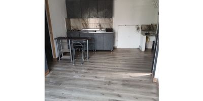 Apartaestudio ubicado en la Asomadera, a pocos metro de la autopista Medellin - san jeronimo 

Consta con cocina, sala comedor, alcoba independiente con closet, no tiene red de gas por lo cual se debe usar pipeta, zonas verdes, lugar tranquilo y campestre 

Cuenta con tiendas, panaderias, mercados y buen comercio en el sector
