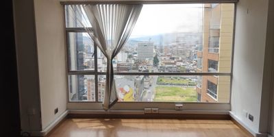 Excelente oficina de 40 metros cuadrados ubicada en el piso veinte, con vista exterior y buena iluminación natural. cuenta con una división que genera dos espacios separados, dos baños y una cocineta. los pisos son de madera, lo que le da un aspecto cálido y acogedor. El edificio en el que se encuentra la oficina cuenta con un auditorio disponible para reuniones y eventos. sin embargo, no cuenta con garaje propio. la ubicación de la oficina es cercana a la estación de la calle 26, lo que facilita el acceso y la movilidad hacia y desde el lugar. en resumen, esta oficina ofrece un excelente espacio para trabajar, con todas las comodidades necesarias y una ubicación conveniente.