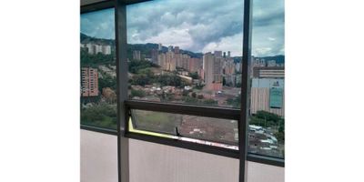 Bodega local con muy buena ubicación buenas rutas de transporte consta de salón, baño, cocineta, parqueadero, recepción. Más información al 3023521989
