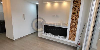 Este moderno y acogedor apartamento de tres habitaciones está ubicado en un nuevo y prestigioso sector residencial Fontana 1, en el corazón de Madrid. Su diseño inteligente aprovecha muy bien los 64m2 para maximizar el espacio y la comodidad. La sala y zona de star están bañadas en luz natural, ideal para relajarse después de un día ocupado. La cocina tiene electrodomésticos de alta calidad, el dormitorio principal cuenta con un espacioso baño privado, impecable con excelentes ducha. El segundo y tercer dormitorio también es muy cómodo. Otras comodidades incluyen lavandería privada, parqueadero comunal. El conjunto es club house, BBQ, Parque de niños, parqueadero de visitantes, salon social, cancha de ping pong, cancha multiple, Gym, ludoteca, bicicletero y vigilancia las 24 horas.