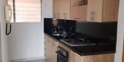Se vende apartamento en el sector de La Castellana, ubicado en un quinto piso, con un área de 90 m. Cuenta con 3 alcobas, 2 baños, sala-comedor con buena iluminación, cocina, parqueadero y portería permanente. El edificio no tiene zonas comunes. Excelente ubicación cerca de vías principales, comercio y transporte público.