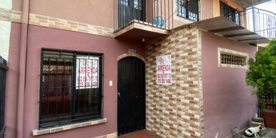 GUADUALES - CR 8AN 71J-39      
Casa de dos plantas ubicada en Pasaje, consta de: Nivel 1: Antejardín, salacomedor, patio ornamental, patio de ropas, cocina con muebles y gas, baño social. Nivel 2: Tres alcobas (dos con closet, una con balcón), baño de alcobas. Est 3. 90MT2. $1.050.000