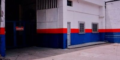 Oportunidad de arriendo, Se arrienda amplia bodega de 650 m², ubicada en un sector comercial estratégico, ideal para almacenamiento, distribución o actividades logísticas. Cuenta con excelente altura, lo que permite un óptimo aprovechamiento del espacio y fácil maniobrabilidad, Su ubicación privilegiada ofrece acceso inmediato a vías principales, facilitando la movilidad de vehículos de carga y operaciones diarias. Espacio funcional, seguro y perfecto para empresas que buscan eficiencia y visibilidad en una zona comercial activa, Ideal para tu negocio. Agenda tu visita.