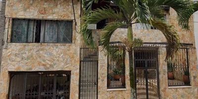 Casa en venta en Florida Nueva, son dos niveles con un área construida de 252 m2 y área total de 298 m2. Ubicada cerca de San Juan, Carrera 70, estación Estadio del Metro.  Cuenta con 4 alcobas, 3 baños, sala, comedor, patio, estudio, mezanine, cocina integral, zona de ropas y garaje interno cubierto.  Es baja mixtura. 950-3647