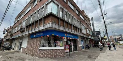 Apartamento en arriendo en Fontibón Centro, estrato 3, con un área de 72 m². Cuenta con sala/comedor, dos alcobas con dos closets, tres cortinas instaladas, un baño con ducha eléctrica, cocina integral con estufa a gas, zona de ropas, pisos en laminado y garaje cubierto sencillo y ofrece vista panorámica. Ubicado en un sector de fácil acceso por la Cra. 17 y la Cra. 98.
Para mayor información, comuníquese con el ejecutivo comercial Yonni Ospina al 3174380664 o al correo yonni.ospina@inmobiliariasaliadas.com