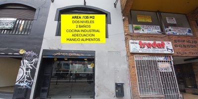 Codigo 19496. Excelente local comercial en arriendo, ubicado estratégicamente en el sector El Lago, una de las zonas más comerciales y de mayor flujo peatonal y vehicular sobre la Carrera 15. Área construida de 135 m² distribuidos en dos niveles, con área de cocina, dos baños, zona de vestier y zona de almacenamiento. Este local ofrece todos los requisitos para restaurante, cuenta con la campana extractora, distribución de la red de gas, acabados requeridos para el manejo de alimentos, cuarto para materia prima, trampa de agua con pisos para mantenimiento diario.El inmueble ofrece fácil acceso y alta visibilidad, rodeado de una amplia oferta de restaurantes, comercio, entidades financieras y universidades cercanas. La zona cuenta con transporte público eficiente, con acceso inmediato a la estación de Transmilenio y futura conexión con el Metro de Bogotá.Se destaca por sus excelentes acabados, sector seguro y entorno empresarial consolidado, convirtiéndose en una gran oportunidad para posicionamiento de marca y operación comercial.