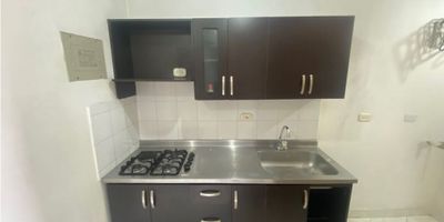 ¿Buscas vivir en el corazón de Medellín, cerca de todo y con todas las comodidades esenciales? Este apartamento en alquiler, ubicado en el sector Centro, dentro de la unidad Portal de Bomboná, es una excelente opción para quienes desean un espacio práctico, moderno y con excelente movilidad urbana.

El inmueble cuenta con 2 habitaciones, ambas con closet, lo que facilita una organización cómoda y funcional. Su cocina integral ofrece un ambiente práctico para la preparación diaria de alimentos, complementada por red de gas para mayor eficiencia y ahorro. El apartamento dispone de 1 baño en óptimo estado, así como un área social iluminada por un amplio ventanal, que aporta frescura y claridad natural a cada espacio.

El piso en cerámica facilita la limpieza y el mantenimiento, aportando durabilidad y un ambiente fresco. Aunque no cuenta con terraza, cuarto útil ni parqueadero, el diseño del apartamento aprovecha de manera eficiente sus 38 m², ofreciendo una distribución equilibrada y acogedora.

Uno de sus principales atractivos es la unidad residencial: portería 24 horas, ascensor y espacios comunes cuidados, proporcionando seguridad, tranquilidad y fácil acceso para residentes y visitantes. Es un entorno ideal para quienes valoran la comodidad y desean vivir en una zona con todos los servicios a la mano.

La ubicación es inmejorable. El apartamento se encuentra en Bomboná, un punto estratégico del Centro de Medellín, con acceso inmediato al transporte público, comercio, supermercados, restaurantes y múltiples zonas de interés. Su cercanía al eje Bomboná garantiza movilidad fluida y una vida cotidiana altamente práctica.

Este inmueble, de estrato 4, es perfecto para personas que buscan comodidad, cercanía a su lugar de estudio o trabajo, o simplemente un espacio céntrico y funcional en la ciudad.

Si deseas conocerlo en persona o recibir más información, estamos listos para acompañarte en el proceso.
Código del inmueble: (C3386)
