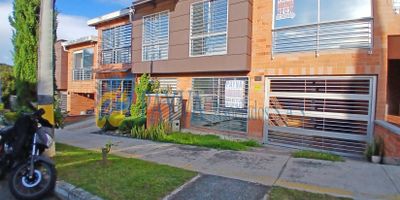 Casa unifamiliar en tranquilo sector de Rionegro cerca a vías principales y a Comfama de Rionegro. Cuenta con sala y comedor independientes, cocina integral con red de gas, zona de ropas, patio grande y garaje cubierto. 3 baños y 3 alcobas más estudio muy iluminadas.