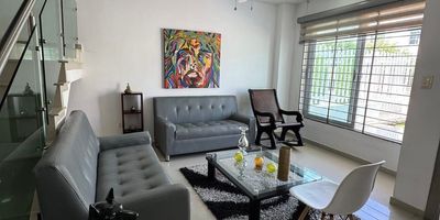 Descubre esta hermosa casa de dos pisos, ideal para disfrutar en familia. Con un lote de 8 x 25 metros y un area construida de 270 m, combina amplitud, confort y excelentes acabados.

Cuenta con 4 habitaciones (tres con bano interno y vestier), sala independiente, comedor, cocina integral abierta y salon social con bano auxiliar. Disfruta ademas de una terraza amplia, patio social con BBQ y fuente de agua, garaje espacioso y patio de labores independiente.

La habitacion principal tiene balcon privado, mientras que la escalera de vidrio templado y los detalles en ceramica aportan un toque moderno.

Ubicada en Monteverde, zona norte de la ciudad  un sector tranquilo, residencial y con excelente valorizacion.