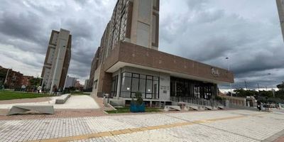 El apartamento se ubica en el sector de Mazurén–Toberín, una zona residencial altamente valorizada del norte de Bogotá, reconocida por su excelente movilidad y oferta de servicios. A pocos minutos se encuentran la Autopista Norte, la estación de TransMilenio, el Portal del Norte y múltiples rutas de SITP. El entorno ofrece cercanía inmediata a supermercados como Éxito, D1 y Carulla, centros comerciales como Parque La Colina y Mazurén, variedad de restaurantes, gimnasios, bancos y comercio de todo tipo. El sector es seguro, organizado y con amplias zonas verdes, parques y senderos ideales para caminar o hacer deporte. Su ubicación estratégica permite un estilo de vida cómodo, práctico y con todas las facilidades a pocos pasos.