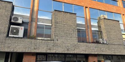 Bodega en arriendo en Medellín, ubicada en el sector Aguacatala dentro de la unidad Mall Industrial y Comercial La Aguacatala. Esta propiedad está distribuida en 4 pisos, cada uno con un área de 70 m², para un total de 280 m² funcionales que permiten adaptarse a diferentes tipos de operación. Cuenta con 4 baños, cocineta y 2 parqueaderos, ofreciendo comodidad tanto para el equipo de trabajo como para la logística diaria. Su ubicación estratégica facilita el acceso a vías principales, transporte público y zonas comerciales, convirtiéndola en una excelente opción para empresas, talleres, centros de distribución, oficinas operativas o negocios que requieran amplitud y versatilidad.