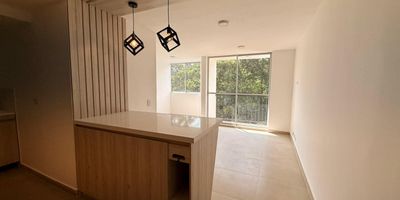 Arriendo apartamento en La Estrella, sector la Inmaculada 1, para estrenar, cómodo, acogedor, con un área de 55 m2 aproximadamente, estrato 3, en su interior disfrutamos de: 2 habitaciones con closet, sala-comedor, cocina semi-integral con anaqueles superiores e inferiores, estufa y extractor, red de gas, calentador de paso, 2 baños, balcón con excelente vista, zona de ropas, piso en cerámica, parqueaderos comunes, buena iluminación natural. La unidad cuenta con: 2 ascensores por torre, portería las 24 horas, parqueaderos visitantes, shut de basuras, además cuenta con piscina, senderos ecológicos, zonas BBQ, entre otros.
Al lado del colegio canadiense, buen transporte público.