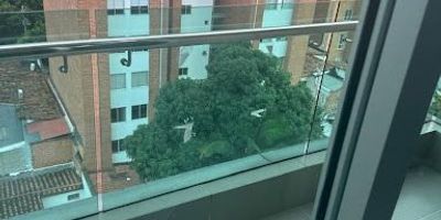 Vendo apartamento con un area total de 105 mtrs2, administracion de $650.000, un impuesto predial por definir, apartamento moderno, nuevo, excelente ubicaciòn, buena vista. Distribuido con cocina integral, sala-comedor amplia, balcon, 3 alcobas, principal con vestier y baño privado, las demas con closet y una de ellas con balcon, 1 baño social, parqueadero y util. El apto esta ubicado en edificio con ascensor, parqueadero piso 7, porteria diurna. Actualmente tiene un contrato vigente hasta septiembre directo con propietario.
Agenda tu cita para mas informacion al 3114105735 con Patricia Loaiza