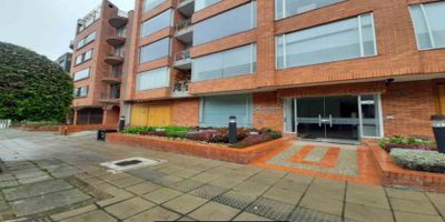 Codigo 2106. ¡Hermoso apartamento en arriendo, moderno, iluminado y con excelentes acabados!Ubicado en sector estratégico al norte de Bogotá, con fáciles vías de acceso y rodeado de servicios, comercio y transporte.Este apartamento de 2 habitaciones ofrece espacios amplios, confortables y con excelente iluminación natural:Características del apartamentoHabitación principal con closet, baño privado, persianas tipo sunscreen.Segunda habitación o estudio, ideal para home office, con closet independiente y sunscreen.Sala-comedor amplia con chimenea funcional y persianas sunscreen.Cocina integral tipo americano, moderna, equipada con horno, estufa, extractor y punto hidráulico para nevecón.Zona de lavandería independiente con puntos hidráulicos.Pisos laminados, acabados tipo lujo y puerta blindada de seguridad.Garaje cubierto independiente y depósito.Áreas comunes y servicios del edificioSalón comunalShut de basurasParqueaderos para visitantesLobby de recepciónCaldera independiente (valor adicional)Vigilancia 24/7Zonas comunes seguras y muy bien mantenidasUbicación privilegiadaA pocos minutos de Avenida Carrera 7, Avenida 9, Calle 127, centros comerciales, restaurantes, parques y opciones de transporte.Un apartamento moderno, seguro y listo para estrenar vida. ¡Agenda tu visita hoy mismo!