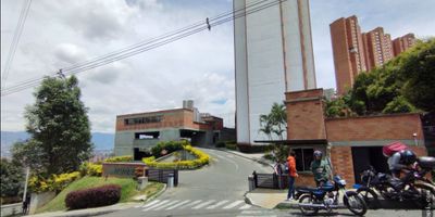 CÓDIGO: 9651FR980

? Apartamento en Amaneceres – Calasanz, Medellín

Vivir en las alturas con estilo, comodidad y excelente ubicación.

Ubicado en el conjunto residencial Amaneceres, este apartamento ofrece una experiencia de vida elevada, tanto por su altura como por su diseño. Situado en el tradicional barrio Calasanz, combina tranquilidad, conectividad y una vista exterior que inspira.

? Características generales


 Área construida: 42 m²
 Alcobas: 2
 Baño: 1
 Estrato: 4
 Antigüedad: 12 años
 Remodelado: Sí
 Vista exterior: Sí
 Sala de estar: Sí
 Cocina integral: Sí
 Gas natural


?️ Distribución y acabados

Este inmueble ha sido remodelado con atención al detalle, conservando una estética sobria y funcional. Los pisos en cerámica brindan frescura y fácil mantenimiento, tanto en las áreas sociales como en las habitaciones. La cocina integral está equipada para ofrecer practicidad y elegancia, mientras que la sala de estar se convierte en el corazón del hogar.

? Comodidades del conjunto

El conjunto residencial Amaneceres ofrece una amplia gama de espacios comunes diseñados para el bienestar y la recreación de toda la familia:


 Piscina para adultos y niños
 Parqueadero para visitantes
 Portería con vigilancia
 Salón comunal para eventos y reuniones
 Zona de juegos infantiles
 Zonas verdes para el esparcimiento
 Conjunto cerrado con acceso controlado
 Torre única con ascensor
 Garaje comunal
 Dirección: Calle 50A #96C - 165, Calasanz


 Este apartamento es ideal para quienes valoran la altura, la vista y la tranquilidad de un entorno residencial bien ubicado. Perfecto para parejas, profesionales o familias que buscan un espacio funcional, moderno y con potencial de valorización.
