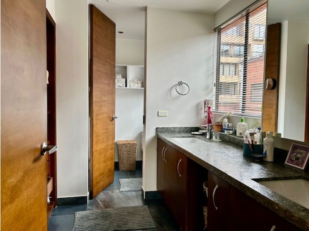 Apartamento de 3 alcobas en venta en Santa Barbara Occidental, Bogotá, 205 m² · foto 13 de 20
