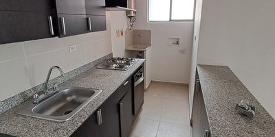 Arriendo Apartamento Calazanz
Urbanización nuevo sol
Área 79m² torre 3 - Piso 2112
Muy buena ubicación.
2 baños ,3 alcobas
sala comedor
Cocina y zona de ropas
Excelentes acabados
Zonas sociales comunes
Piscina para niños y adultos
Salón social
Juegos infantiles
Zonas verdes
Parque infantil
Portería 24 horas
Parqueadero 2036 cubierto 
Ascensores por torre
Shut de basuras
Gimnasio semi-dotado