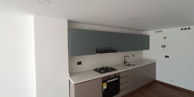 Área 98 mts, cocina integral, sala comedor, 3 alcobas, 3 closet, 2 baños, balcon, zona de ropas, parqueadero cubierto.