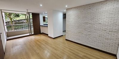 Codigo 29213. Apartamento en arriendo ubicado en El Poblado sector San LucasCaracterísticas principales: • 2 habitaciones (principal con vestier, baño privado y balcón) • 2 baños completos • Sala–comedor amplia con salida a terraza • Cocina integral abierta con cubierta a gas, campana extractora y mesón en quarztone • Zona de ropas independiente • Balcón con vista verde • Parqueadero doble lineal + cuarto útil Descripción: Vive en un entorno exclusivo, rodeado de naturaleza y confort, en este moderno apartamento en una de las urbanizaciones más apetecidas de El Poblado. El espacio integra una zona social luminosa con balcón y terraza privada, ideal para disfrutar del aire fresco. Su cocina abierta tipo americana con acabados en quarztone crea un ambiente perfecto para compartir en familia o con amigos.La habitación principal ofrece vestier, baño privado y salida al balcón, mientras que la segunda cuenta con clóset y pisos en madera laminada. Todo el apartamento presenta un excelente estado de conservación, con pisos modernos y distribución funcional.Entorno: – A pocos pasos del Mall de San Lucas y de la Transversal Inferior – Cerca de supermercados, cafés, restaurantes y gimnasios – Fácil acceso al transporte público y vías principalesZonas comunes: Seguridad 24 h, piscina para adultos, gimnasio, salón social, parque infantil, zonas verdes, zona de mascotas y parqueaderos de visitantes.Nota: • Canon: $3.800.000 (no incluye administración) • Se aceptan mascotas  