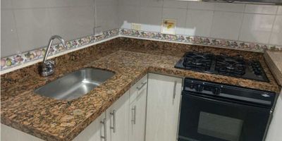 Apartamento con muy buena ubicacion buenas rutas de transporte consta de 2alcobas con closet, 2 baños cabinados con agua caliente, patio, sala comedor, cocina integral con red de gas, parqueadero en edificio . Mas informacion al 3023521989
