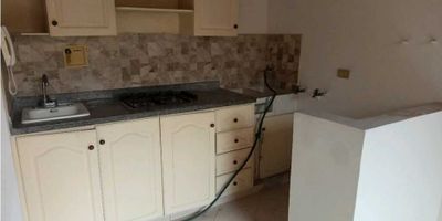 Apartaestudio con muy buena ubicacion buenas rutas de transporta consta de alcoba con closet, baño cabinado con agua caliente, zona de ropas, cocina semi integral con red de gas. Mas informacion al 3023521989
