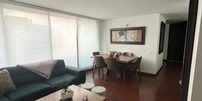 Para mayor información escribanos vía WhatsApp y uno de nuestros agentes inmobiliarios te atenderá.Tu nuevo hogar te espera en el corazón de La Alameda! Este exclusivo apartamento en venta te ofrece la oportunidad de vivir en un barrio privado, rodeado de amplias zonas verdes y con excelentes vías de acceso.
Ideal para quienes buscan comodidad y tranquilidad,
Podrás disfrutar de una espaciosa Sala Comedor con un Balcón Grande con vista a las montañas oriente y occidente, un estudio super amplio, tipo habitación para trabajar o relajarte; también cuenta con 3 tres habitaciones, y 2 dos baños.
Posee una cocina Super amplia Semiabierta moderna tipo Americano con mesón auxiliar perfecta para tus momentos culinarios con una práctica zona de lavandería independiente y amplia.
Además también cuenta con 1 un Deposito y 2 dos Parqueaderos independientes privados y cubiertos.

